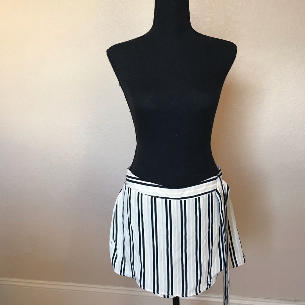 Misguided Beige n black loose polyester skort!